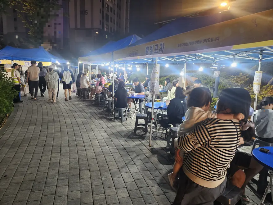 야간 좌석 구역에 앉은 주민들