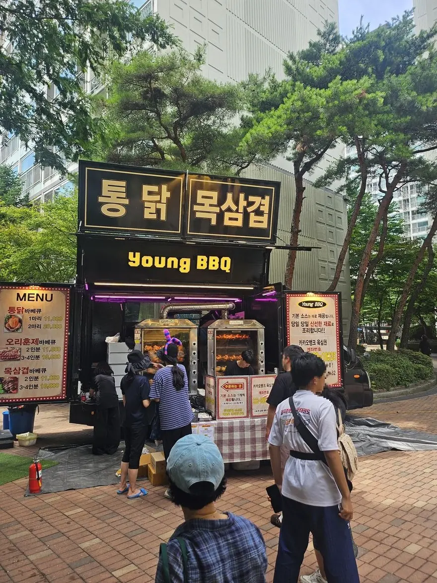 아파트 단지에 들어온 푸드트럭 정면