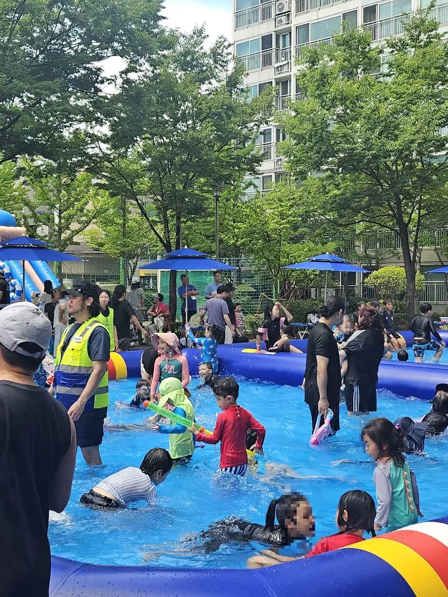 부스마다 소화기를 두고 안전요원이 배치된 아파트 단지 행사 현장