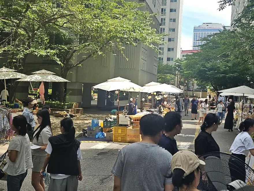 단지 안에 좌판을 펼치고 물건을 파는 주민 벼룩시장