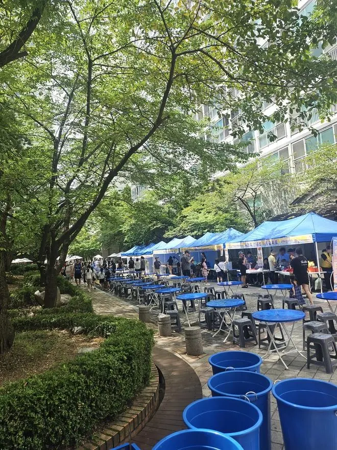 행사 전날 설치 중인 단지 마당
