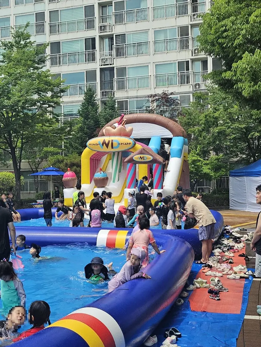 아파트 단지에 설치된 워터슬라이드